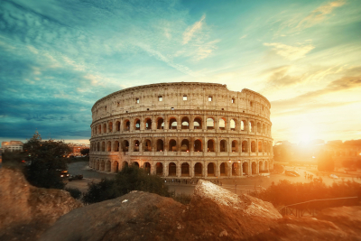 Coliseo de Roma al atardecer, antiguo anfiteatro romano construido para espectáculos públicos
