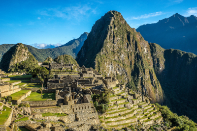 Vista de Machu Picchu en los Andes peruanos, antigua ciudad inca construida en lo alto de la montaña