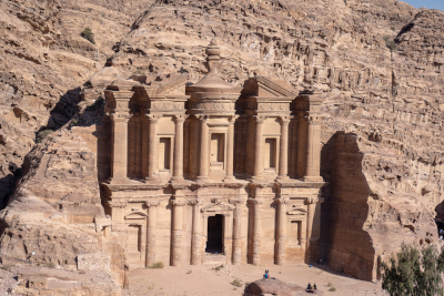 Fachada tallada en roca de Petra en Jordania, antiguo enclave nabateo situado en un desfiladero del desierto