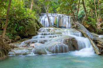 Cascada Tibumana Erawan en el Parque Nacional Kanchanaburi (Tailandia)