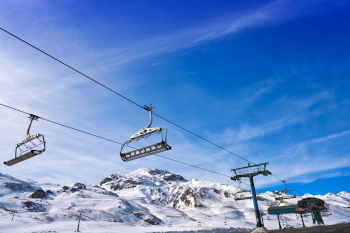 Paisaje de Formigal en Huesca con nieve y montañas en los Pirineos