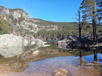Acantilado y bosque reflejados en la Laguna Negra de Soria