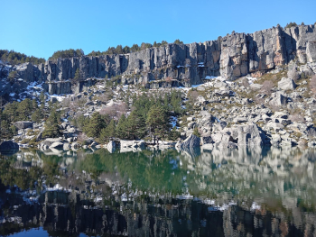 Paisaje invernal en la Laguna Negra con nieve en las rocas