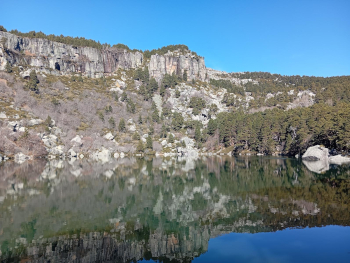 Vista natural de la Laguna Negra rodeada de pinos y rocas