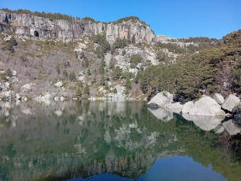 Reflejo del paisaje montañoso en la Laguna Negra