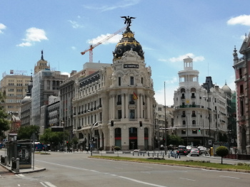 Calle Alcalá esquina con Gran Vía con el Edificio Metrópolis al fondo