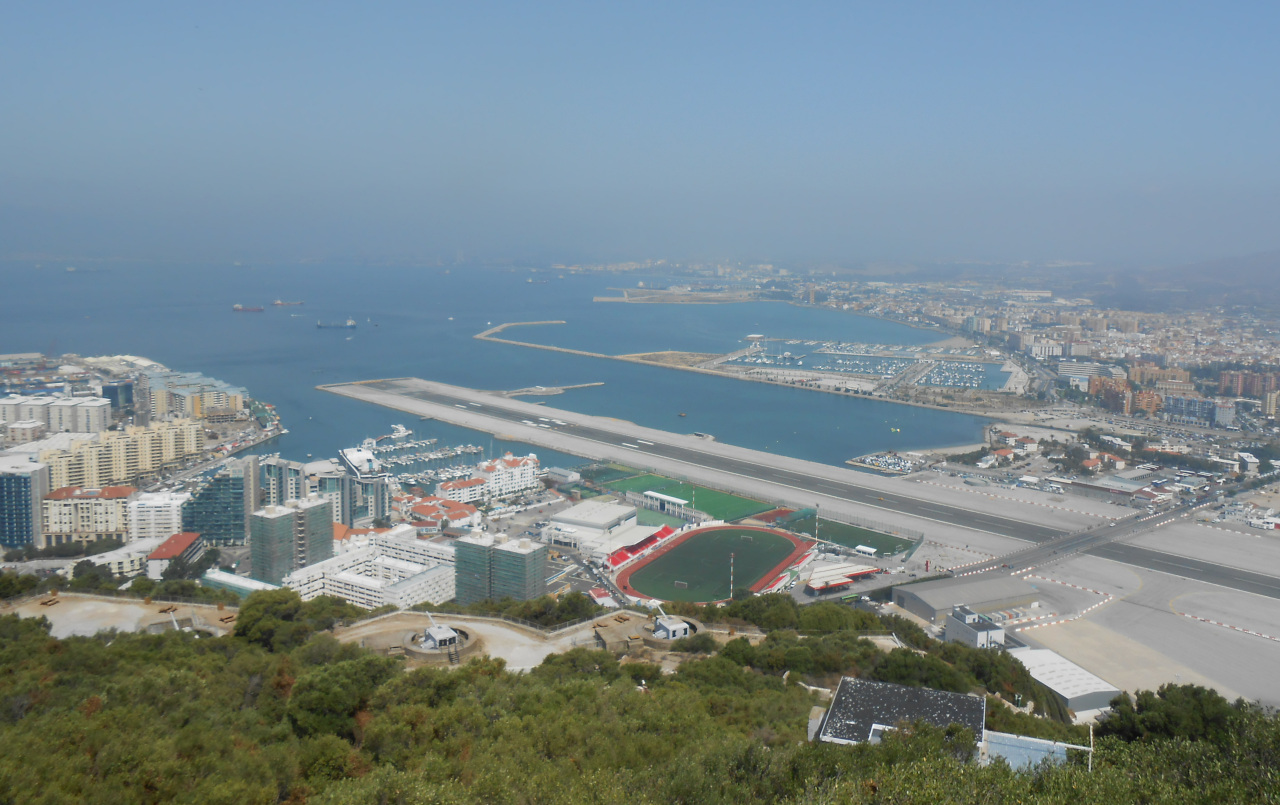 Vista del aeropuerto de Gibraltar con pista junto al mar y zona urbana cercana
