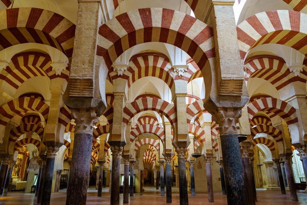 Arcos rayados de la Mezquita de Córdoba en Andalucía