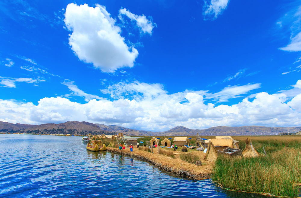 Barco de totora en el Lago Titicaca