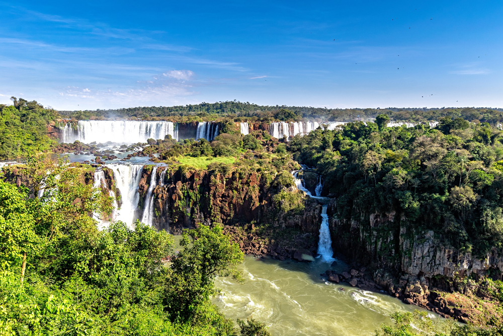 Cataratas del Iguazú en el Parque Nacional Iguazú, una de las maravillas naturales más impresionantes de Argentina