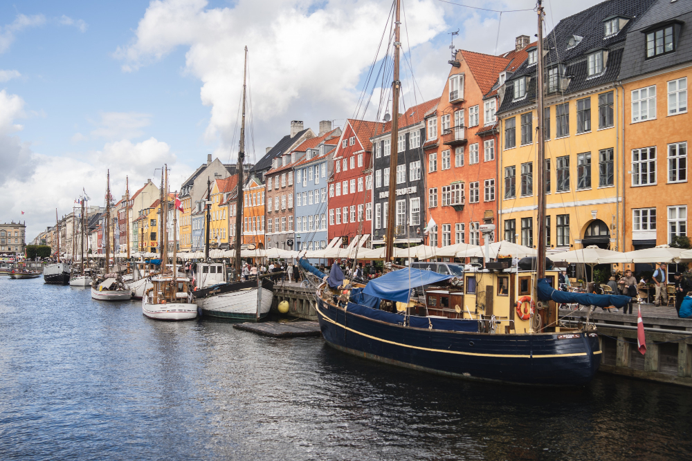 Canal fluvial en la ciudad de Copenhague