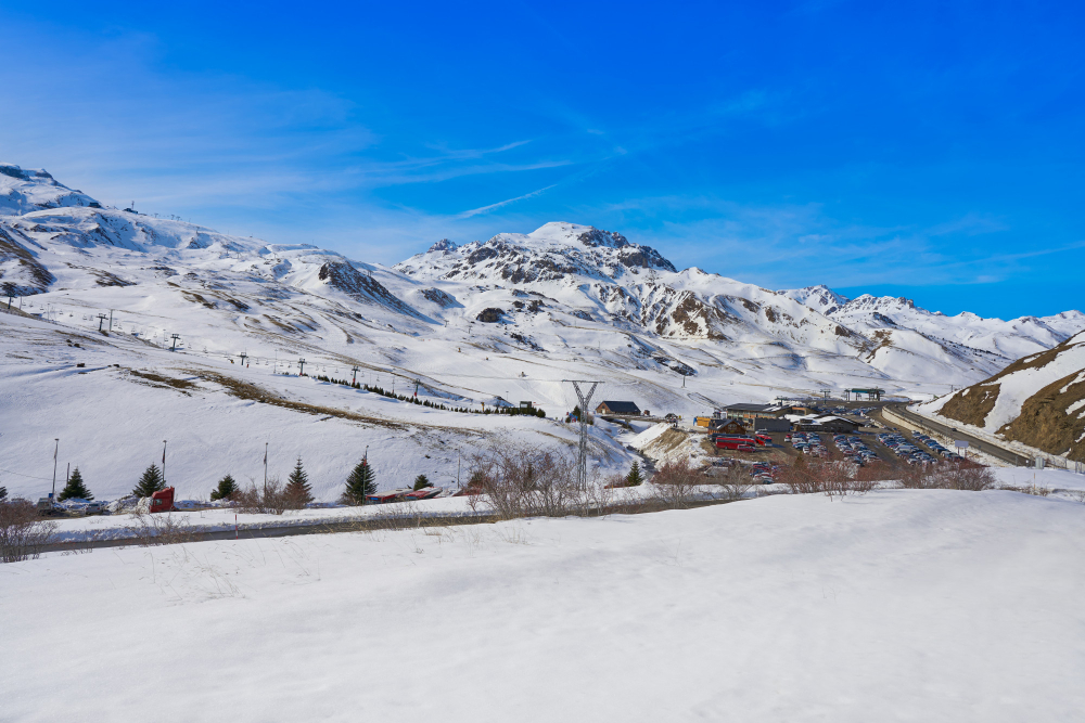 Estación de esquí de Formigal en pleno invierno, con pistas amplias y montañas nevadas