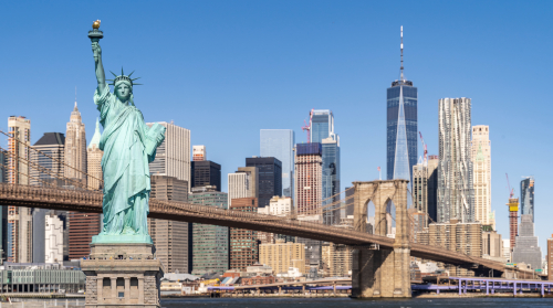 La Estatua de la Libertad con el skyline de Manhattan y el puente de Brooklyn al fondo en un día despejado