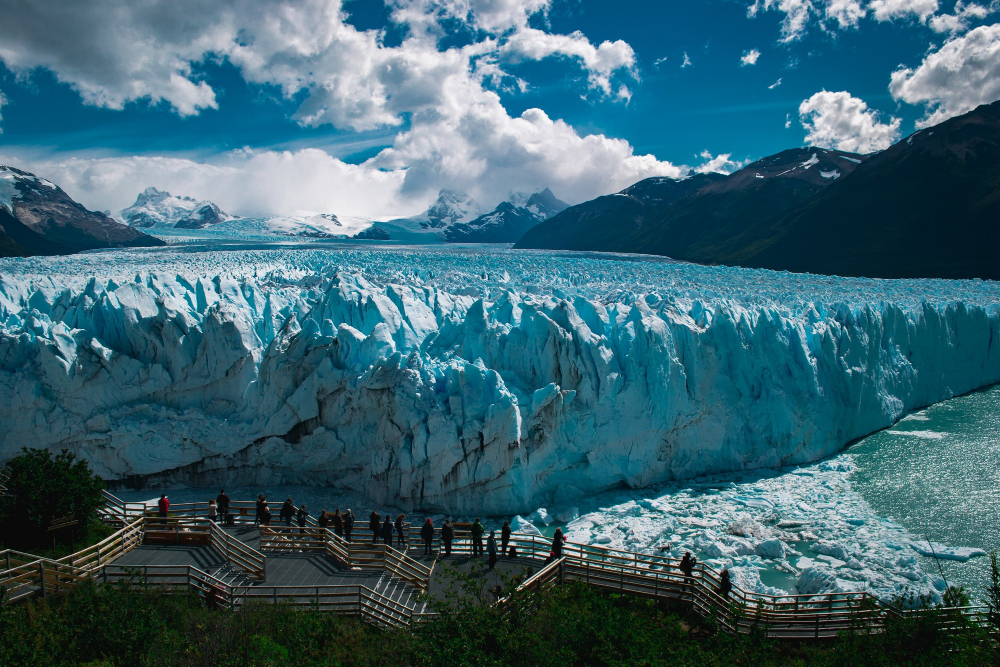Glaciar Perito Moreno en Santa Cruz, Argentina, una imponente masa de hielo rodeada de montañas y naturaleza patagónica