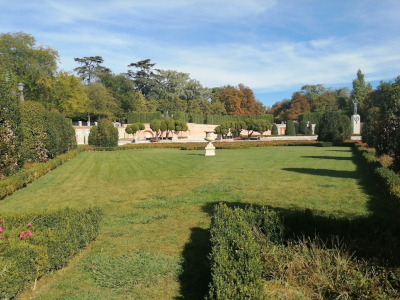 Vista panorámica del Jardín del Parterre con flores y árboles decorativos