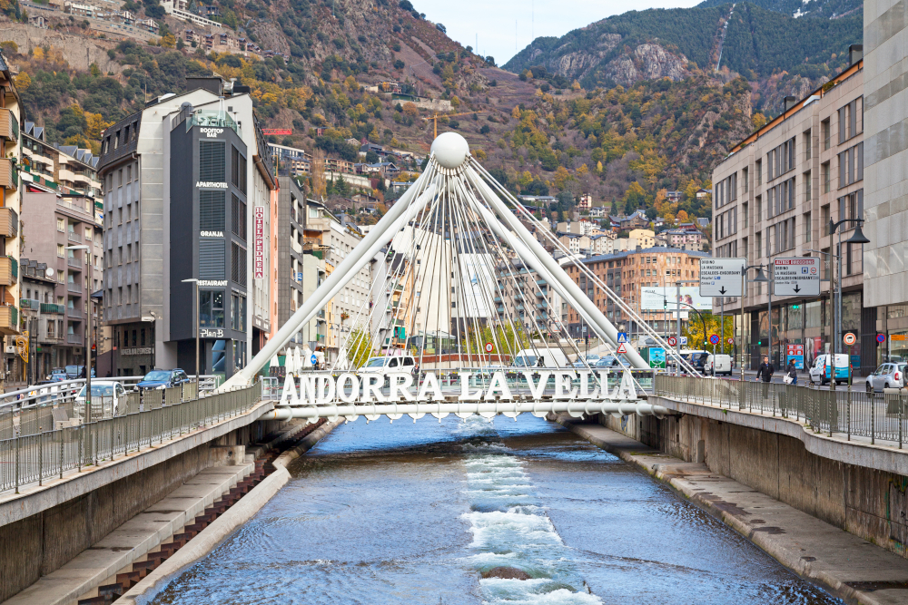 Pont de París sobre el río Valira en Andorra la Vella, uno de los puentes más conocidos de la capital de Andorra