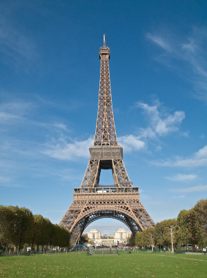 Vista de la Torre Eiffel en París, uno de los monumentos culturales más emblemáticos del mundo