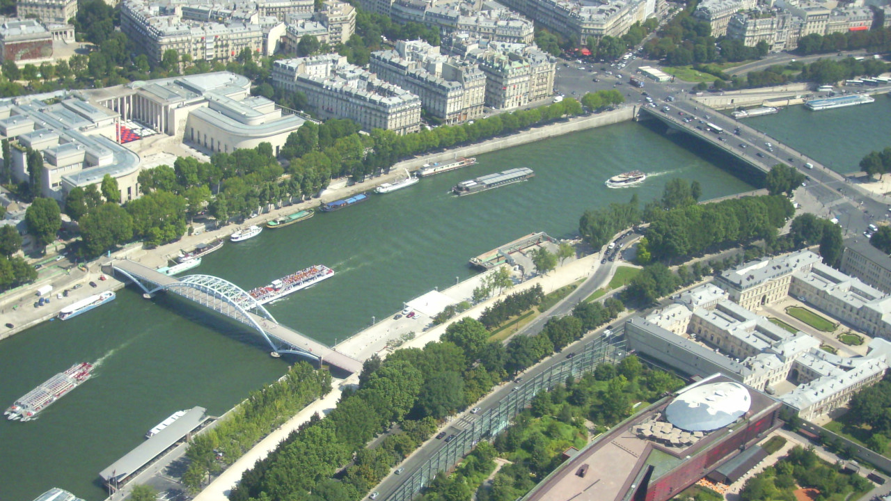 Vista del río Sena desde la Torre Eiffel, con los puentes y la ciudad de París al fondo